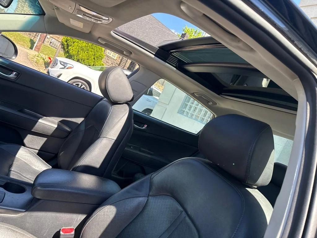 Used 2020 Black Kia SE image 6