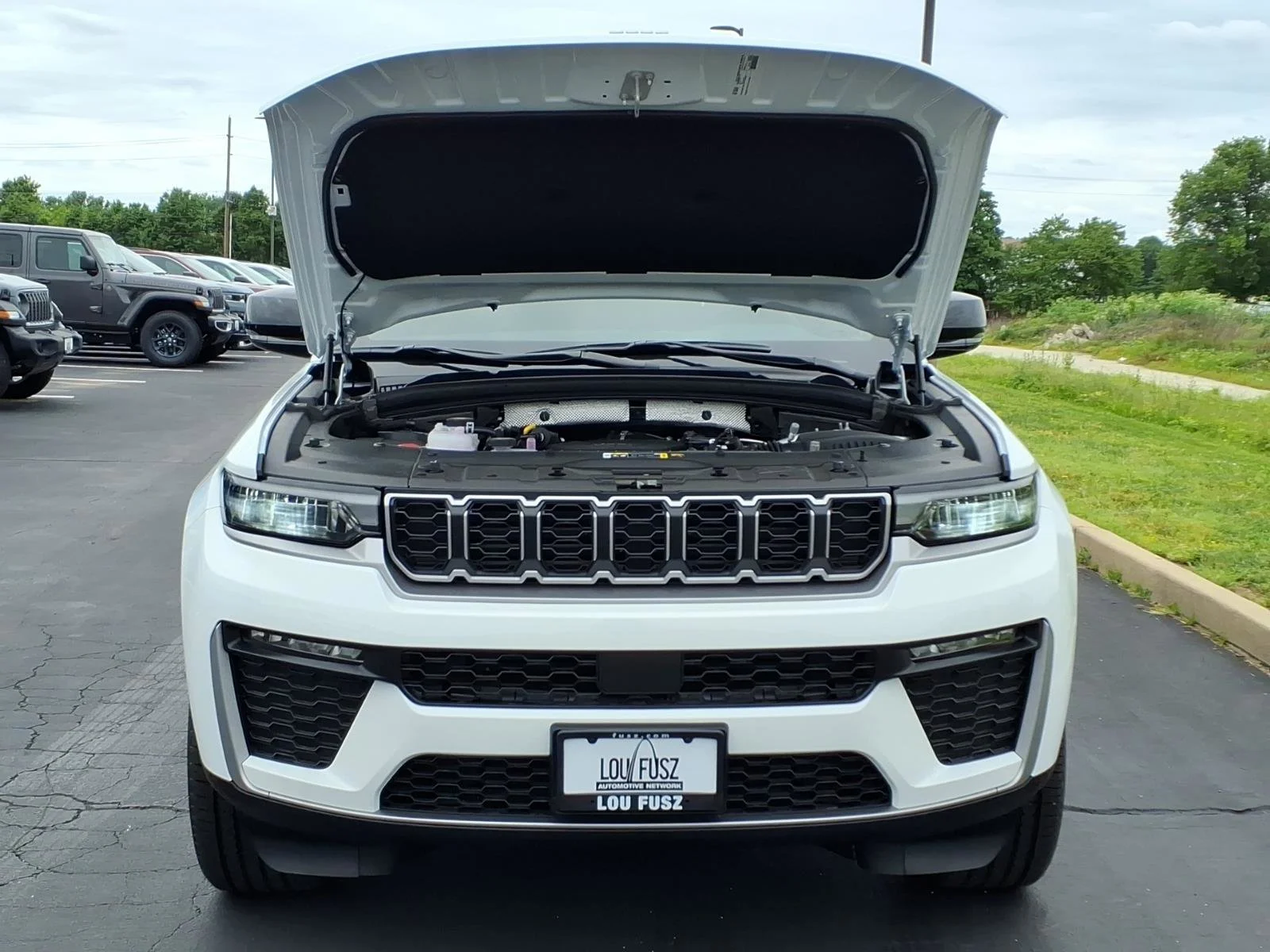 New 2026 Bright White Clear-Coat Exterior Paint Jeep Limited image 22
