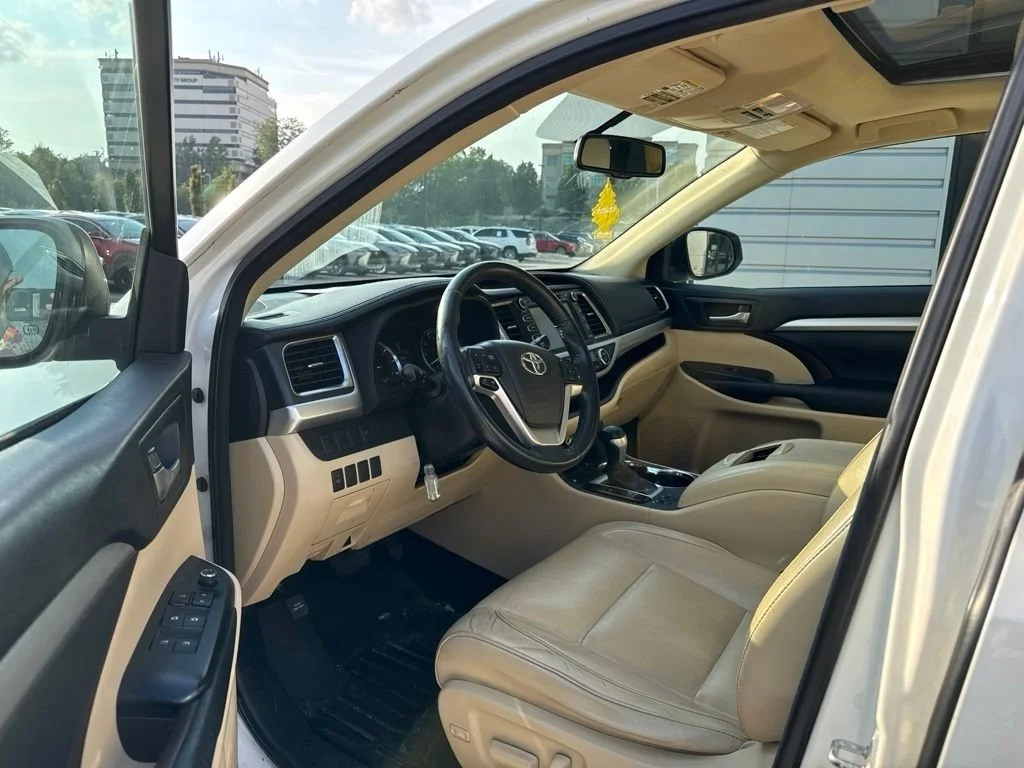 Used 2015 Blizzard Pearl Toyota XLE image 13