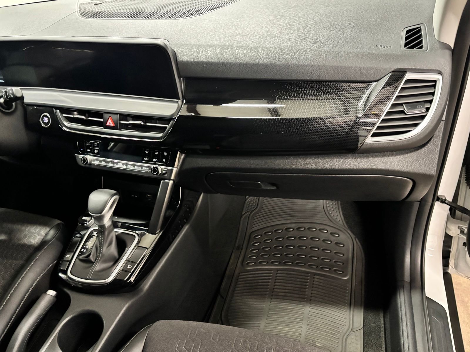 Used 2025 White Kia S image 20