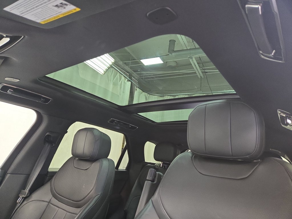 Used 2025 Fuji White Land Rover SE image 13