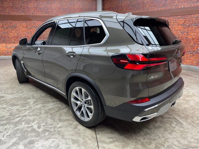 Used 2026 Green BMW xDrive40i image 3