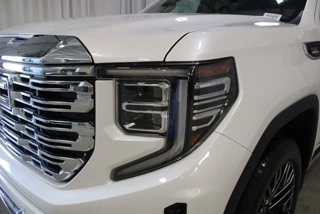 Used 2024 White GMC Denali image 34