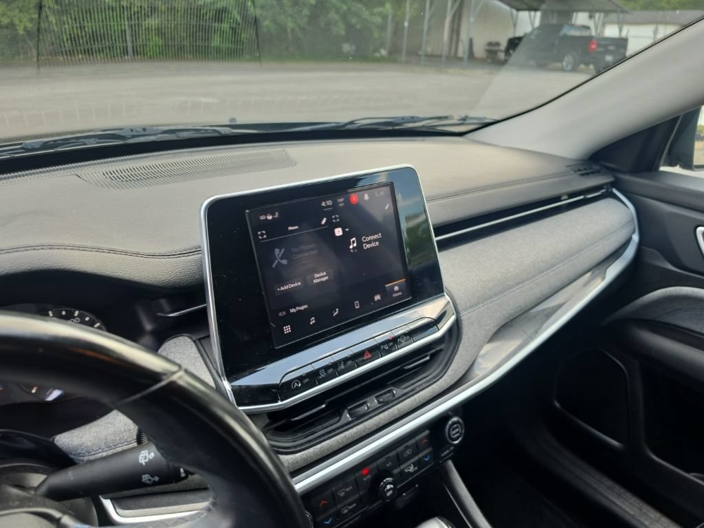 Used 2022 Gray Jeep Latitude FWD image 22