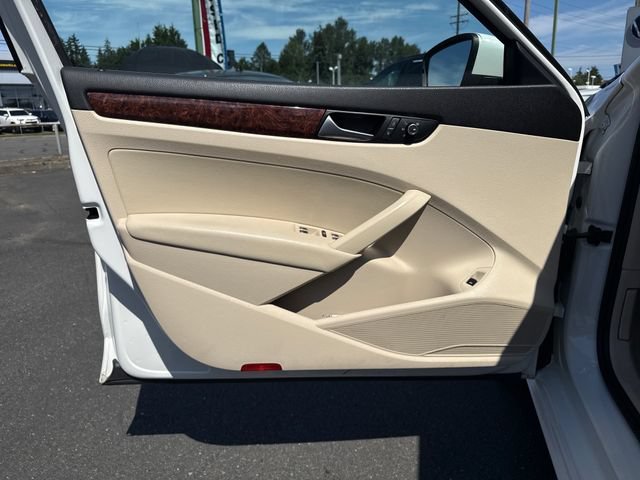 Used 2013 Candy White Volkswagen SEL image 26