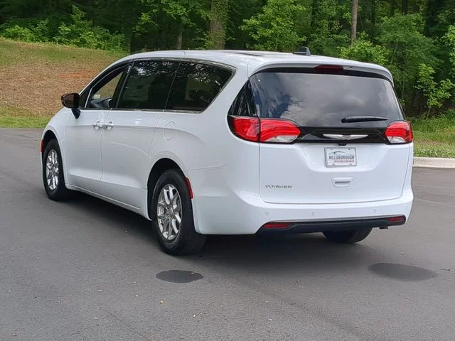 New 2025 Bright White Clear-Coat Exterior Paint Chrysler LX image 11