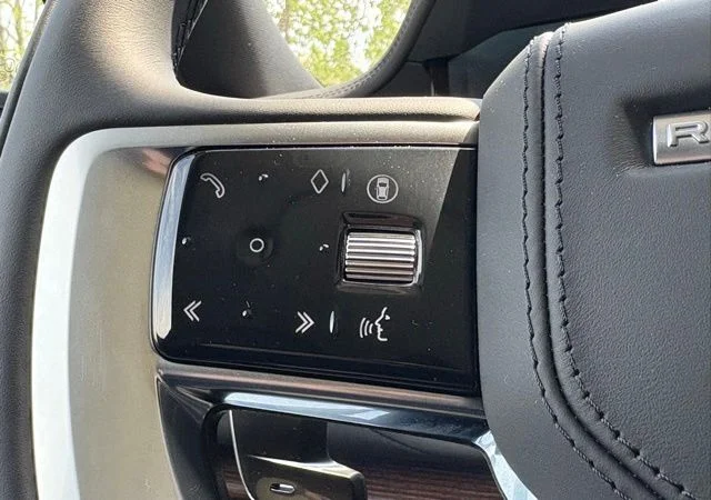 Used 2025 White Land Rover SE image 12