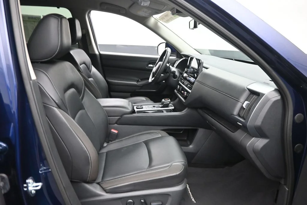 Used 2025 Blue Nissan SL image 9