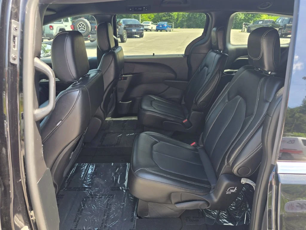 Certified Used 2025 Black Chrysler Select image 10