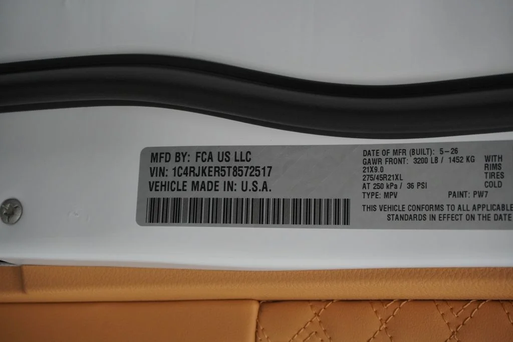 New 2026 Bright White Clear-Coat Exterior Paint Jeep Summit image 41