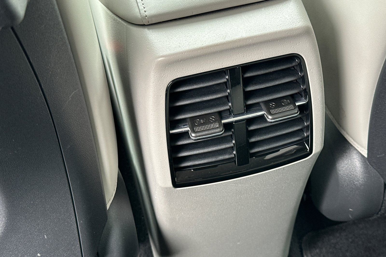 Certified Used 2023 White Kia Wind image 14