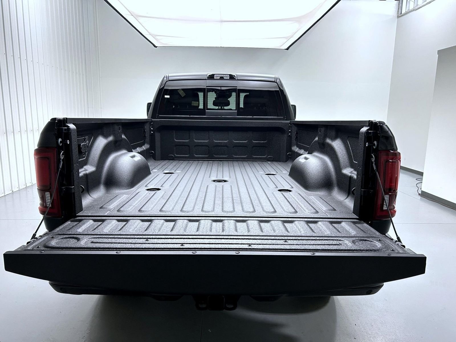 New 2026 Diamond Black Crystal Pearl-Coat Exterior Paint RAM Laramie image 21