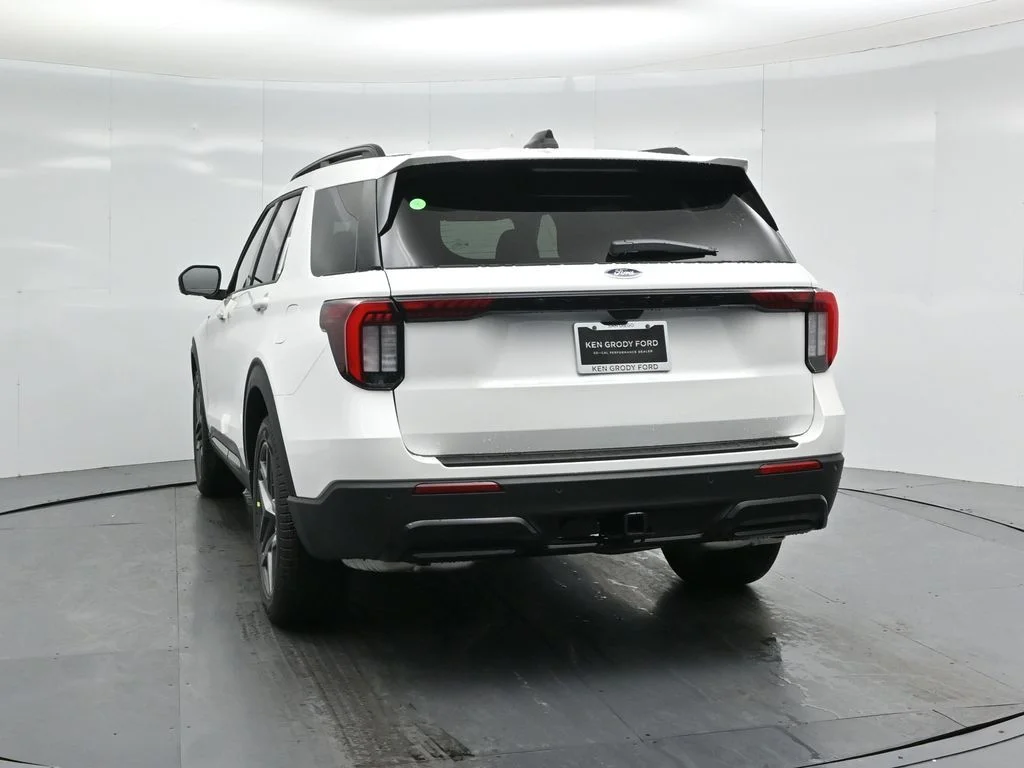 New 2026 Star White Metallic Tri-Coat Ford ST-Line image 29