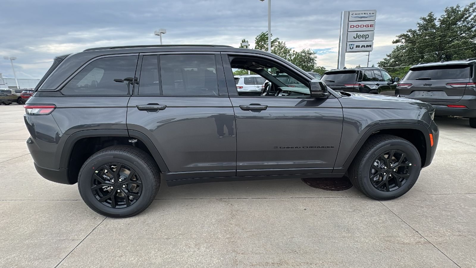 New 2026 Baltic Gray Metallic Clear-Coat Exterior Paint Jeep Altitude image 16