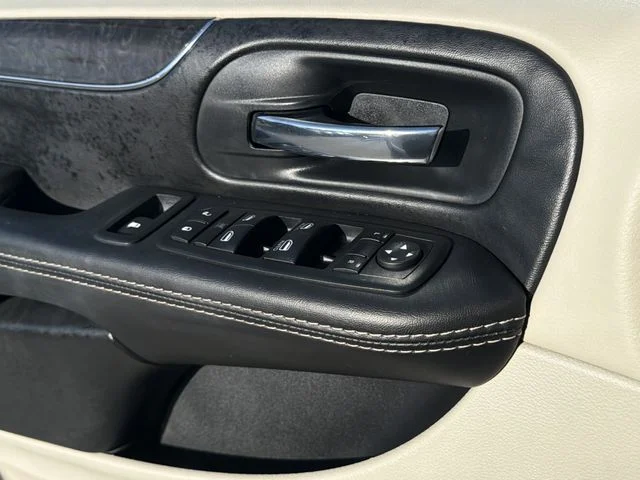 Used 2015 Silver Chrysler LX image 20