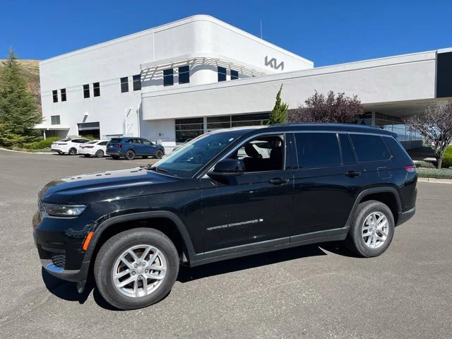 Used 2021 Diamond Black Crystal Pearlcoat Jeep Laredo image 2