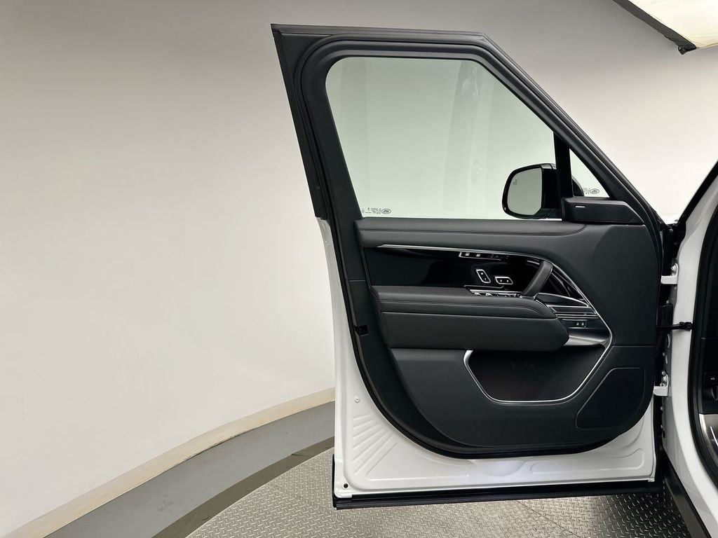 New 2026 Fuji White Land Rover SE image 17