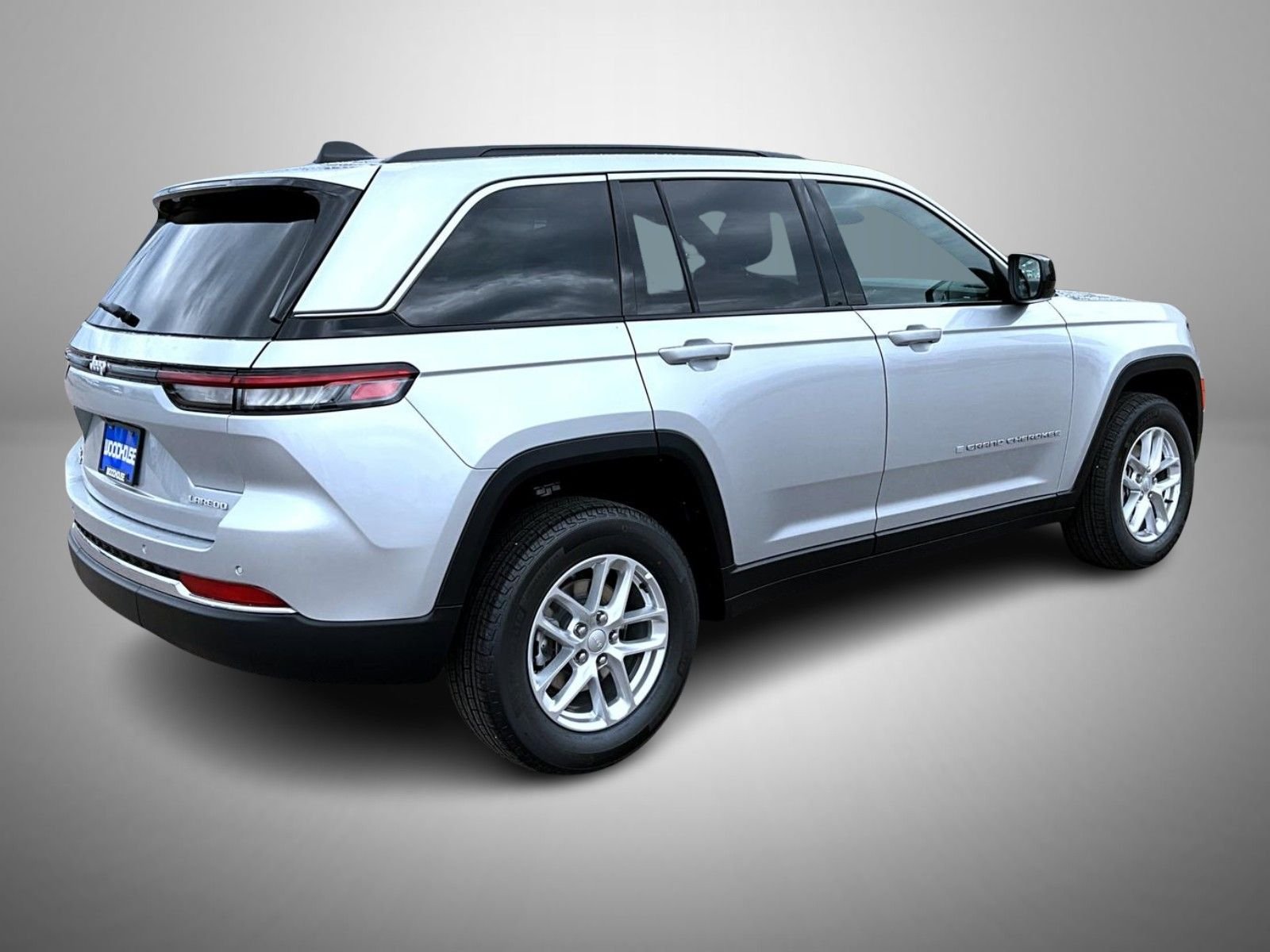New 2026 Silver Zynith Exterior Paint Jeep Laredo X image 5