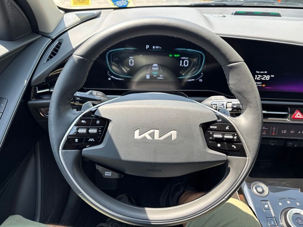 Used 2025 Green Kia EX image 28