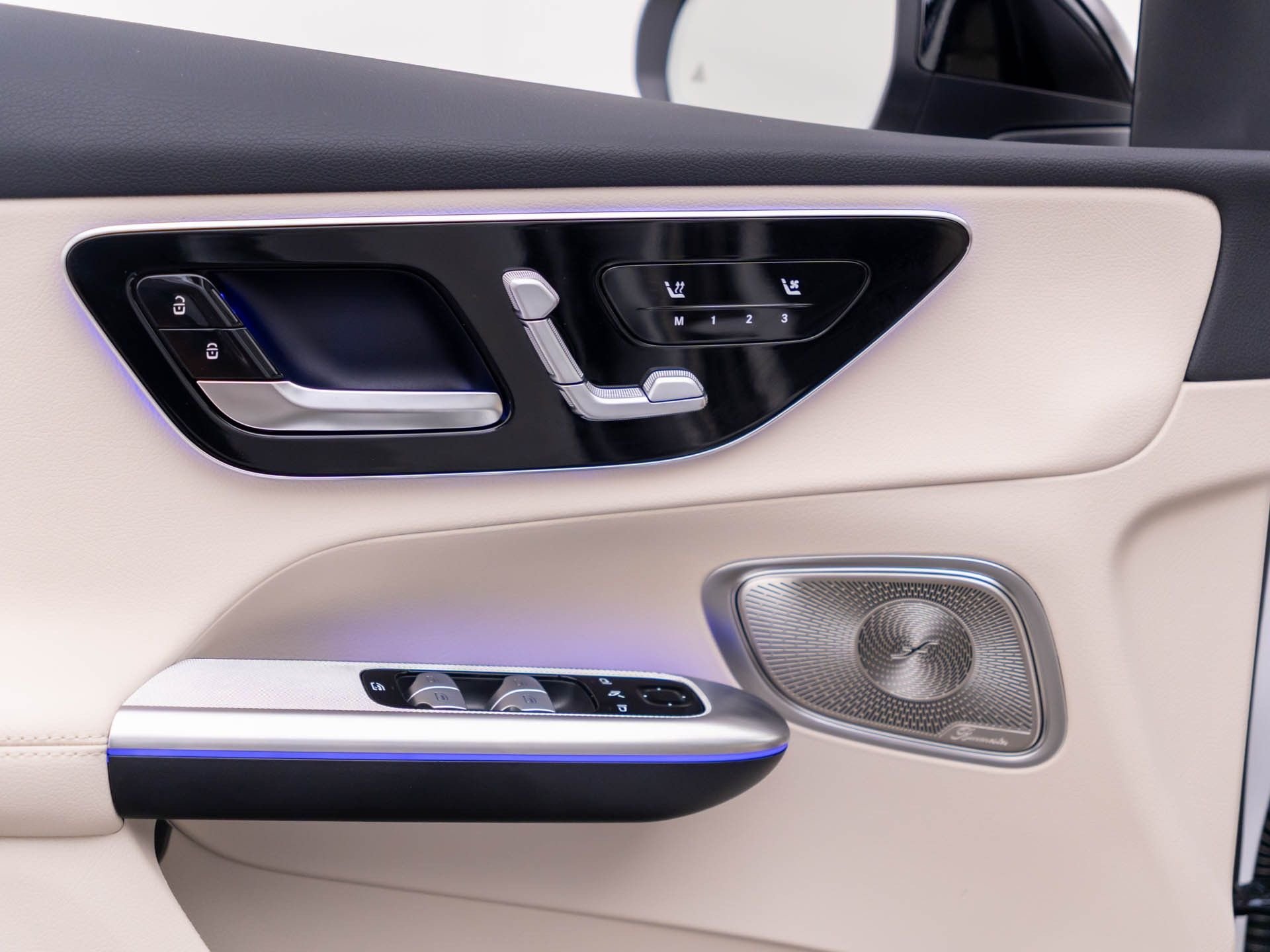 New 2027 MANUFAKTUR Moonlight White Metallic Mercedes-Benz GLC 300 Coupe image 15