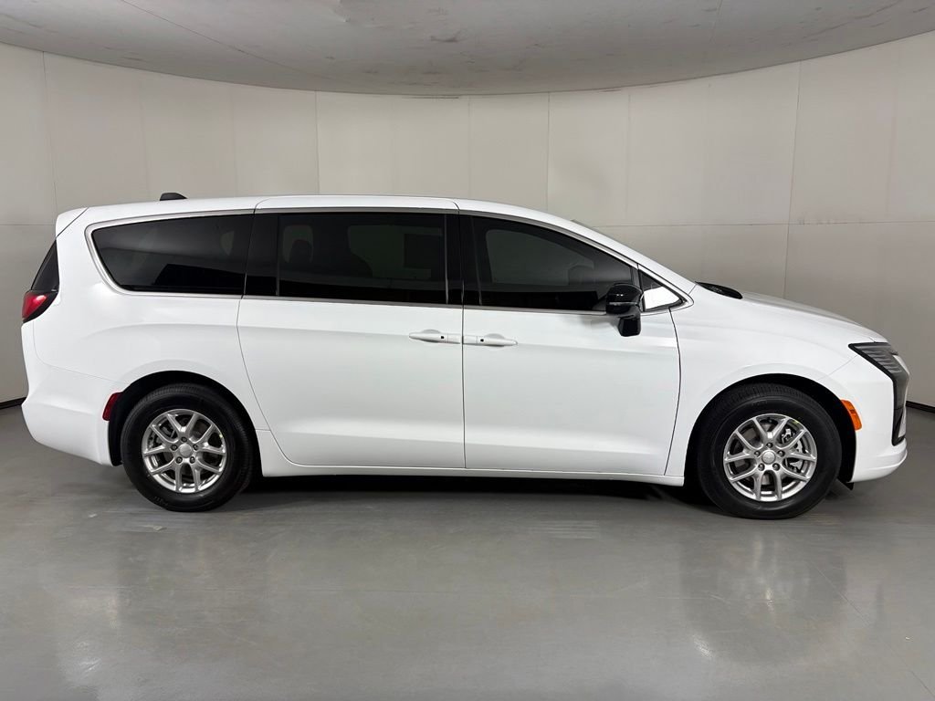 New 2027 Bright White Clear-Coat Paint Chrysler Select image 9