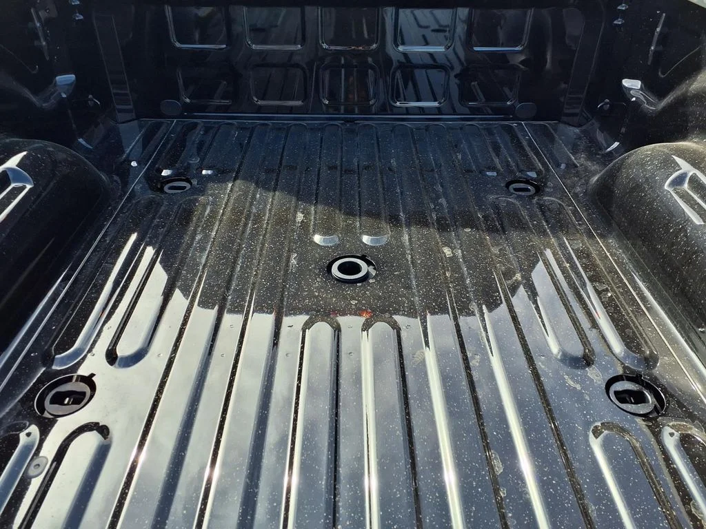 New 2026 Diamond Black Crystal Pearl-Coat Exterior Paint RAM Tradesman image 25