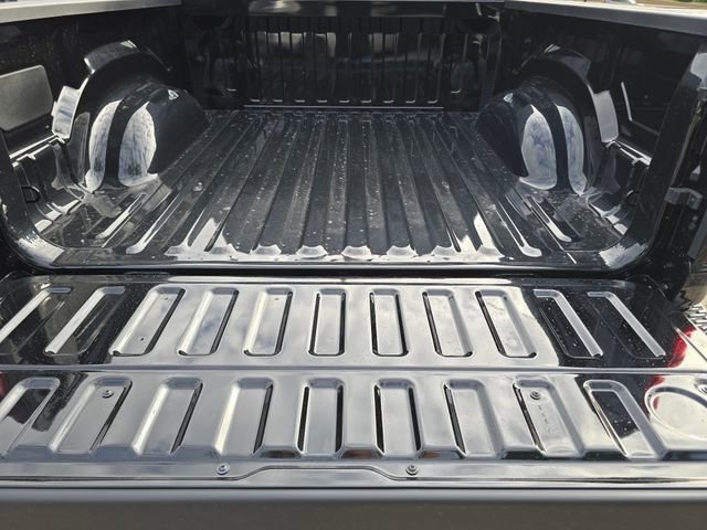 New 2026 Diamond Black Crystal Pearl-Coat Exterior Paint RAM Big Horn/Lone Star image 34