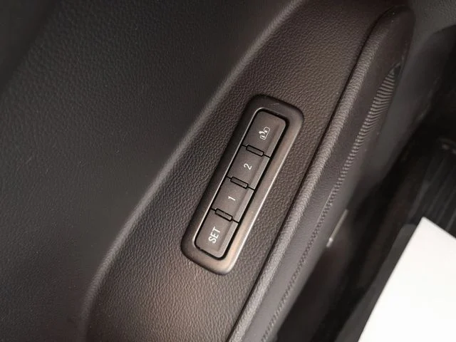 Used 2018 White GMC SLT image 35