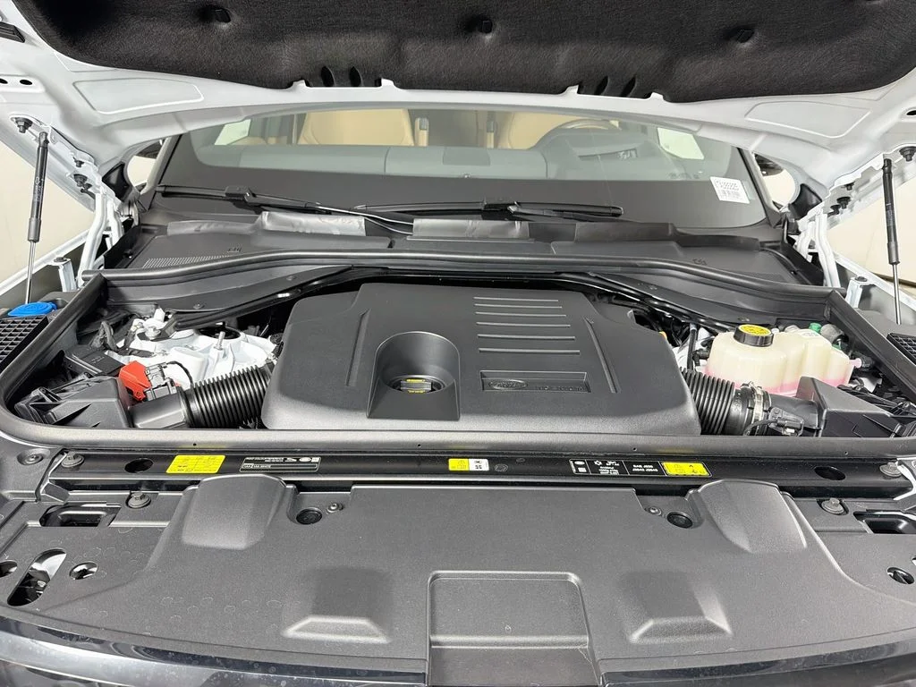 New 2026 Fuji White Land Rover SE image 32