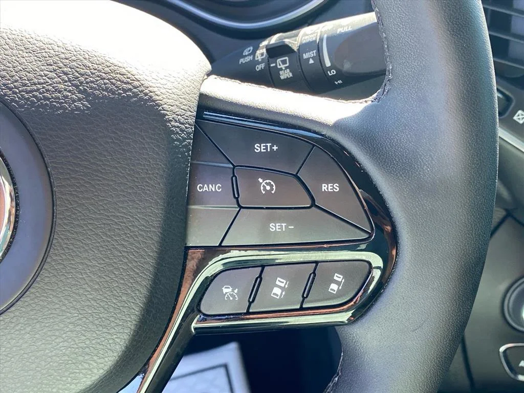 Used 2023 Diamond Black Crystal Pearlcoat Jeep Altitude Lux image 18