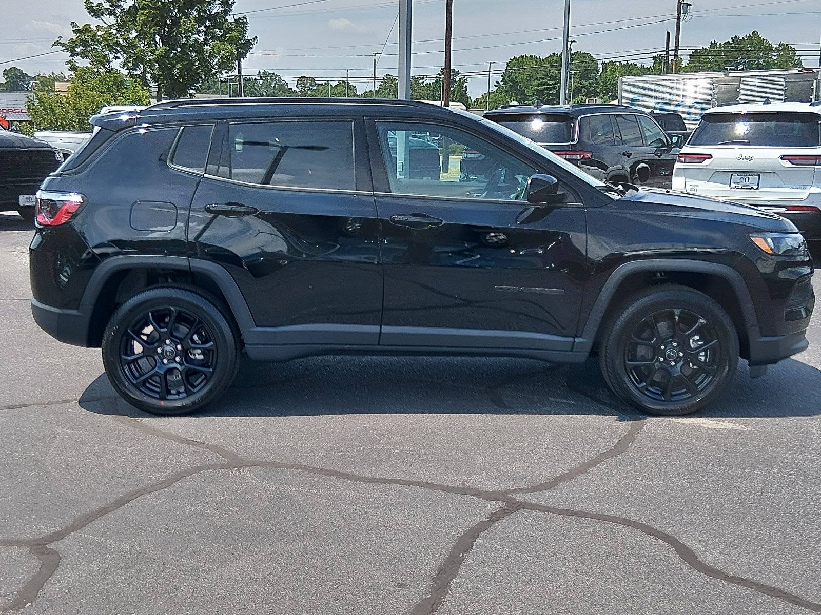 New 2026 Diamond Black Crystal Pearlcoat Jeep Latitude Altitude image 2