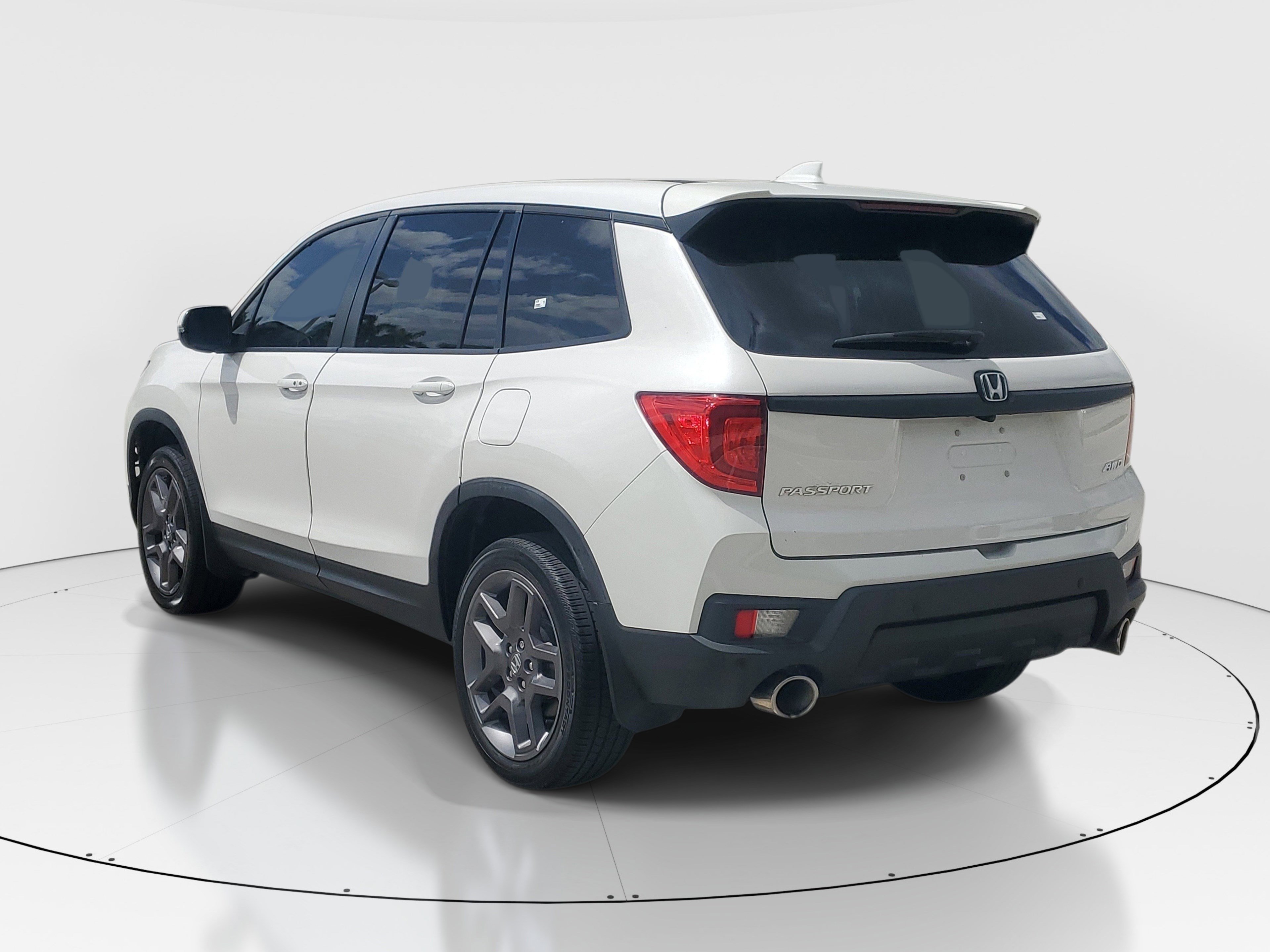 Used 2023 Platinum White Pearl Honda EX-L image 5