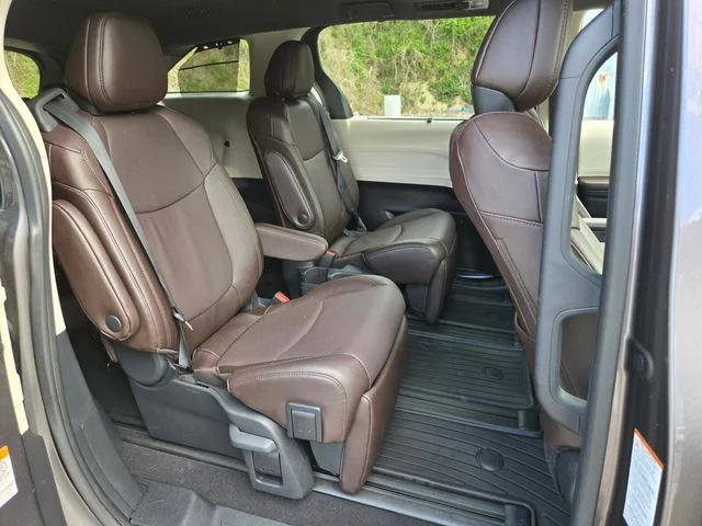 2023 Toyota Sienna Platinum - Photo 17