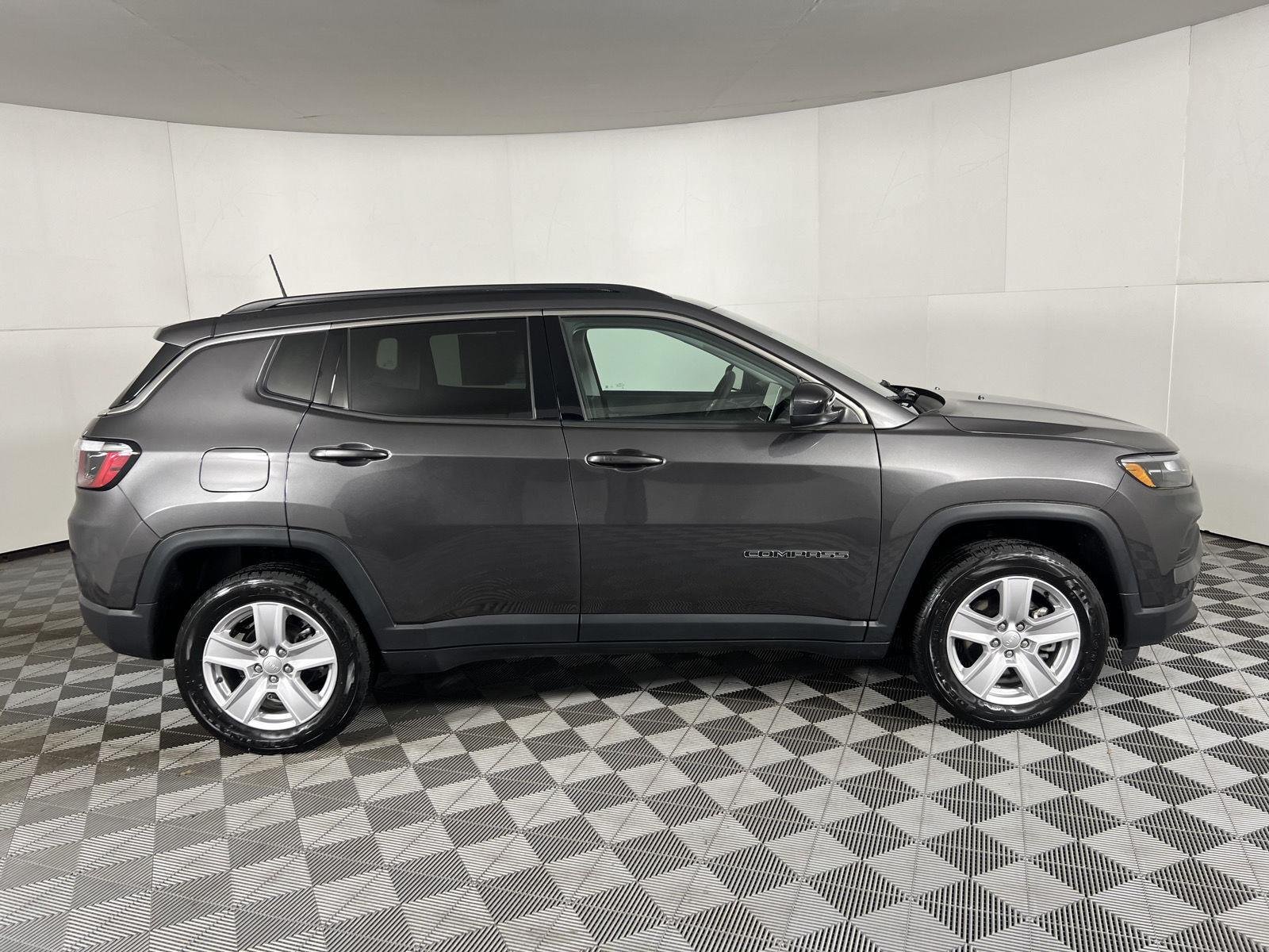 Used 2022 Granite Crystal Metallic Clearcoat Jeep Latitude image 9