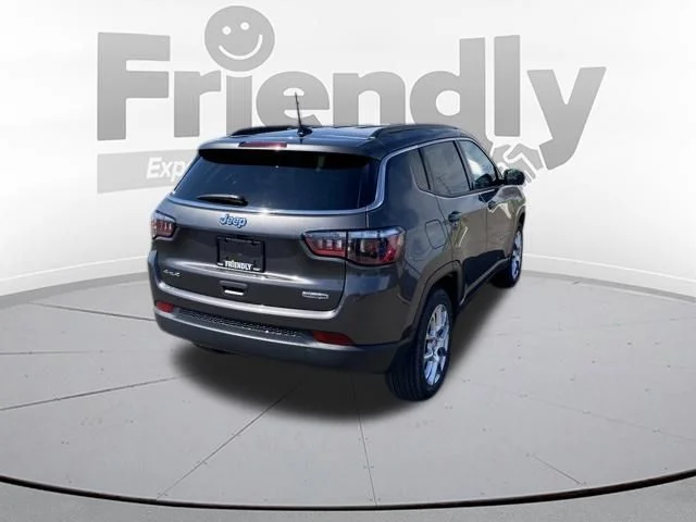 Used 2023 Gray Jeep Latitude Lux image 5