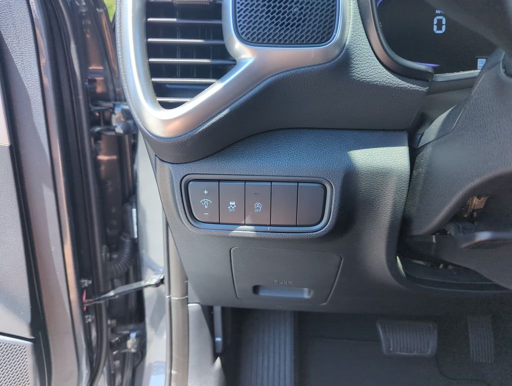 Used 2025  Kia LX image 20