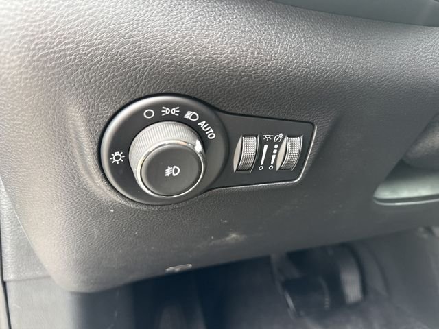 New 2026 White/off-white Jeep Latitude image 31