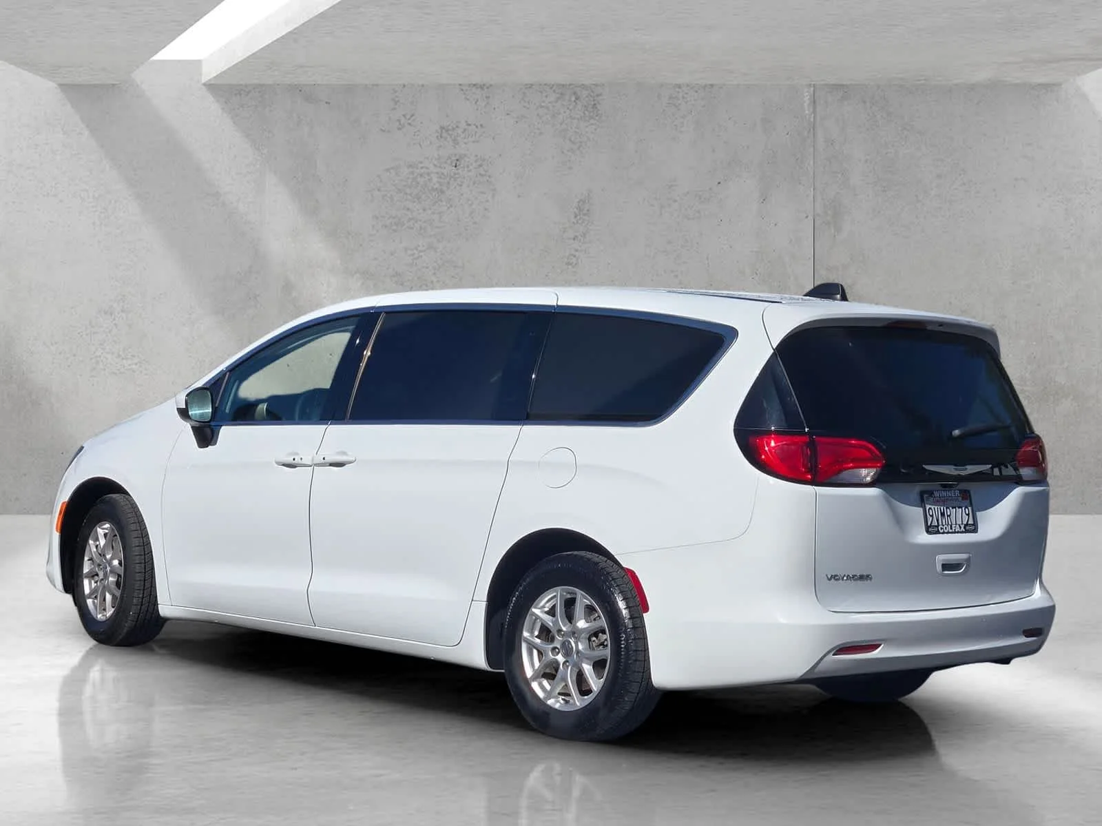 Used 2023  Chrysler LX image 6