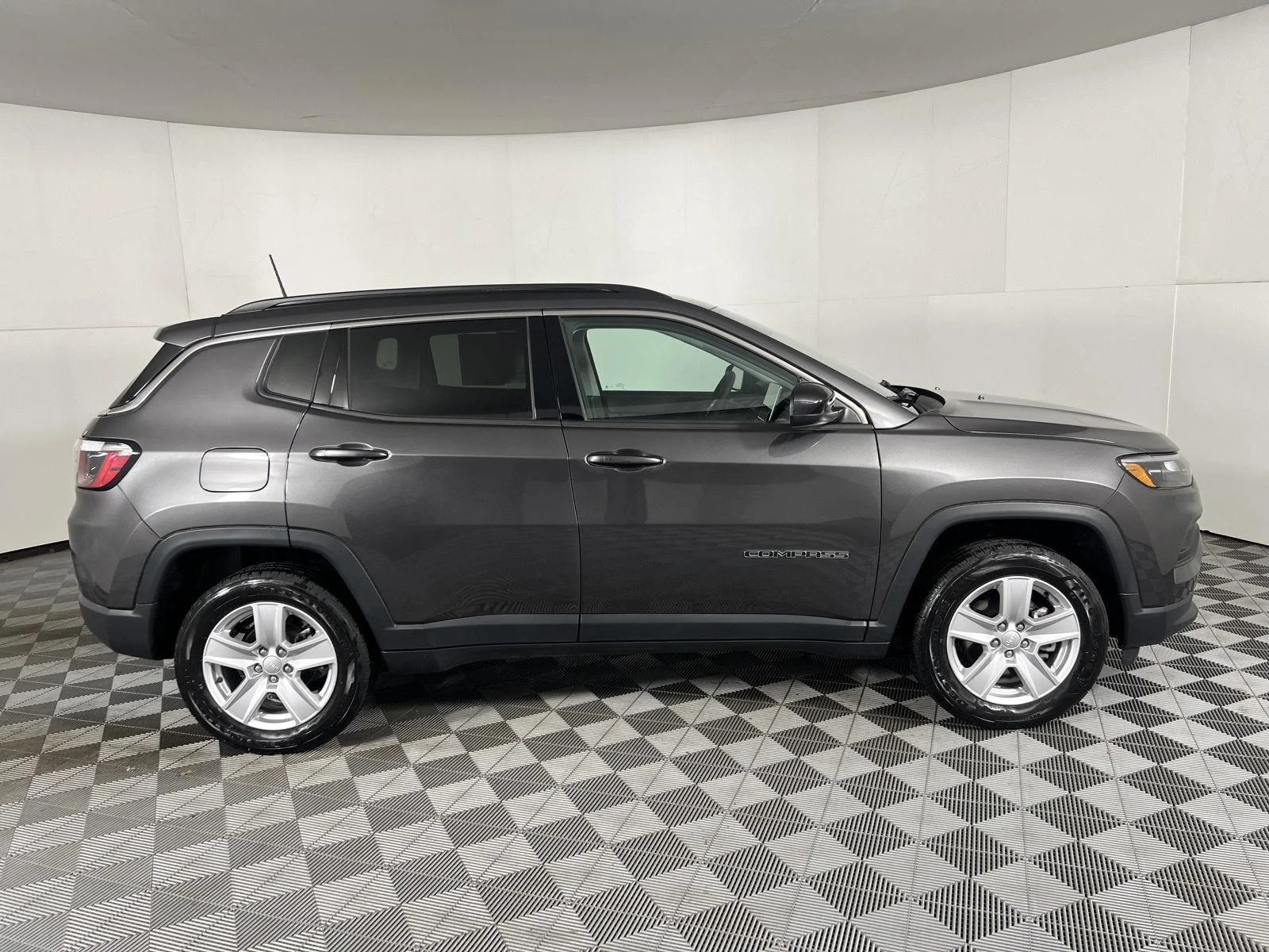 Used 2022 Granite Crystal Metallic Clearcoat Jeep Latitude image 9
