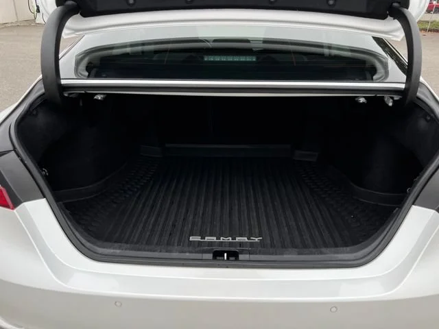 Used 2019 Wind Chill Pearl/Midnight Black Metallic Toyota XSE V6 image 13