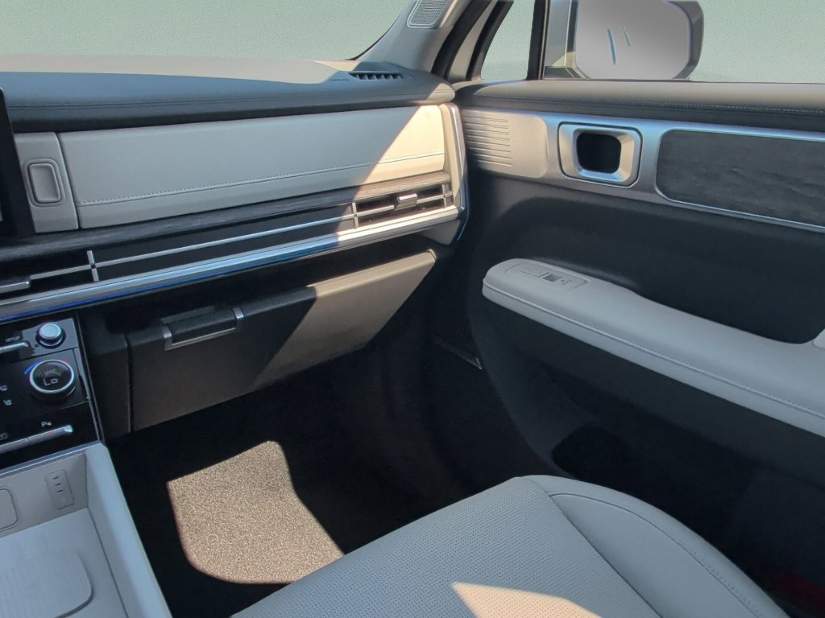 New 2027 Shimmering Silver Hyundai Limited 6P image 33