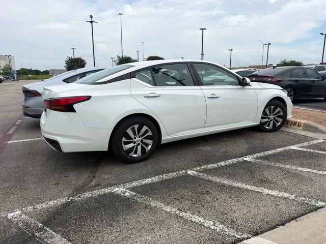 Used 2022 Glacier White Nissan 2.5 S image 4
