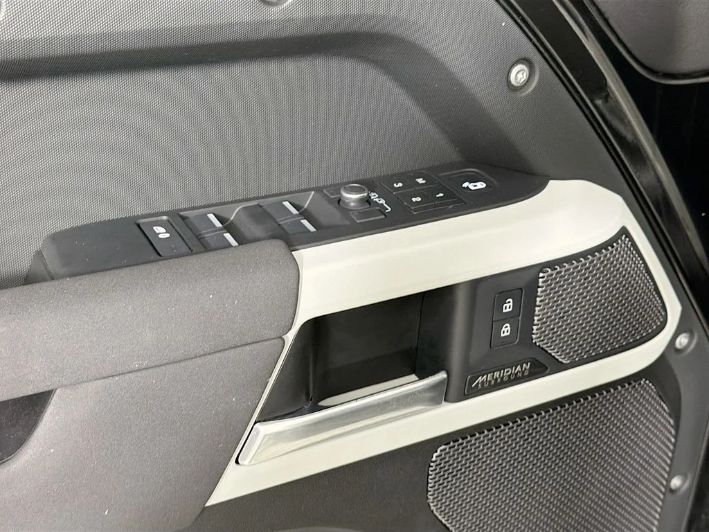 Used 2023 Black Land Rover X-Dynamic SE image 18