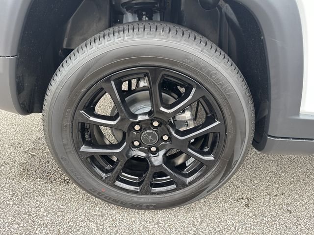 New 2026 White/off-white Jeep Latitude image 17