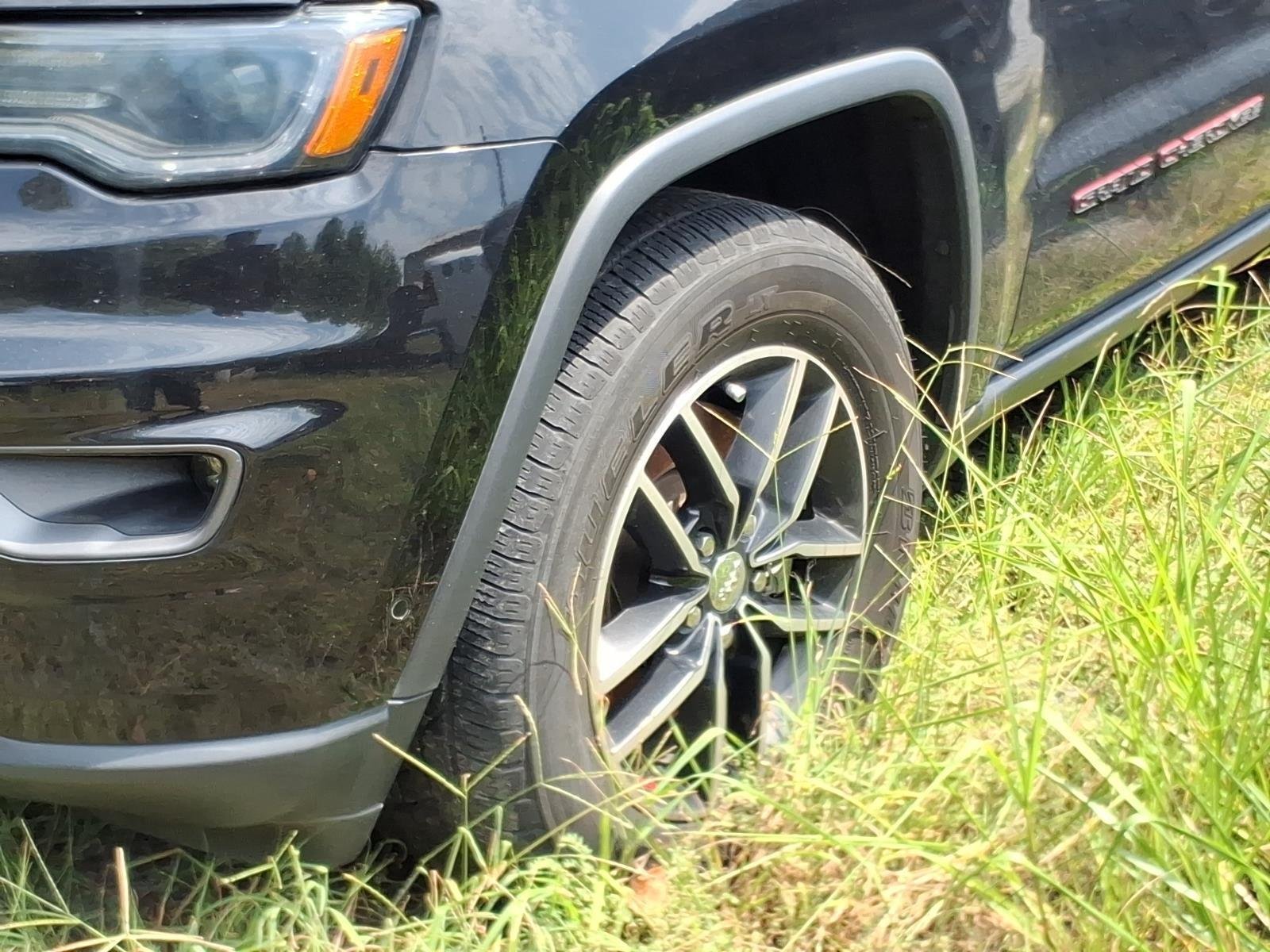 Used 2018 Diamond Black Crystal Pearlcoat Jeep Trailhawk image 3