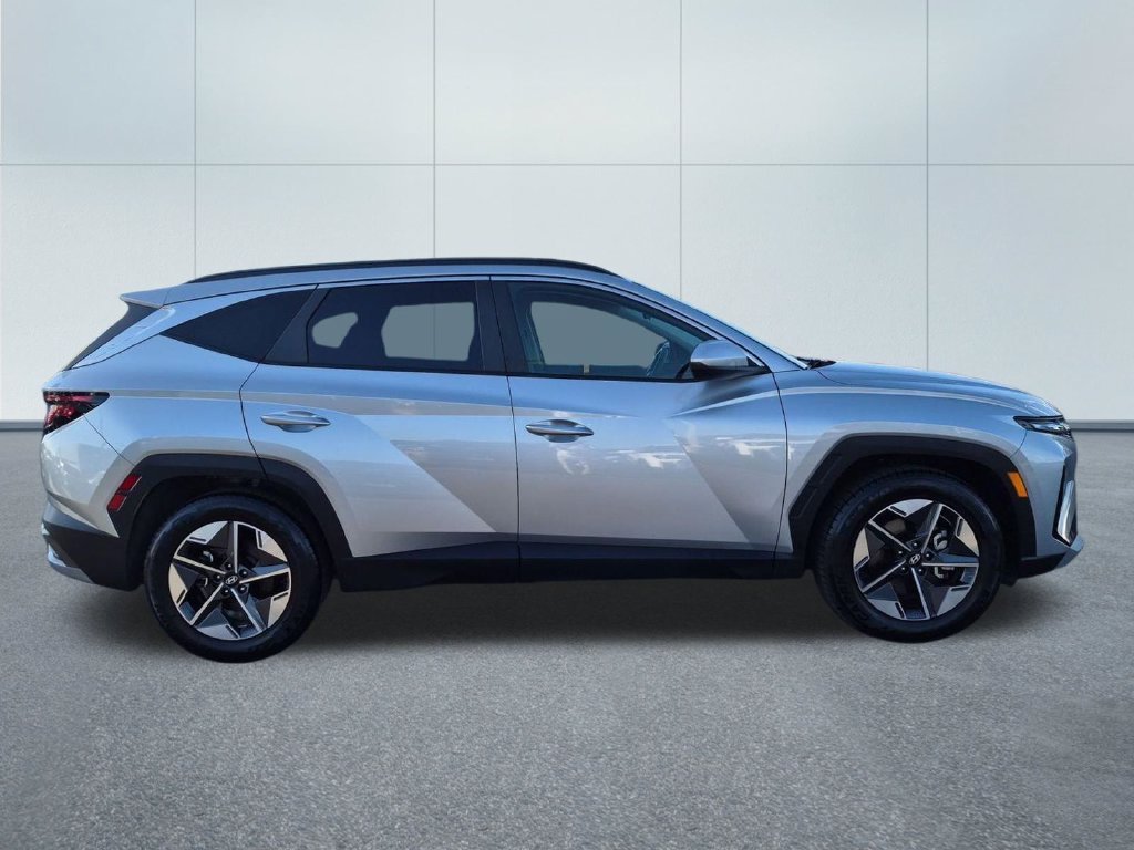 Used 2025 Silver Hyundai SEL image 7