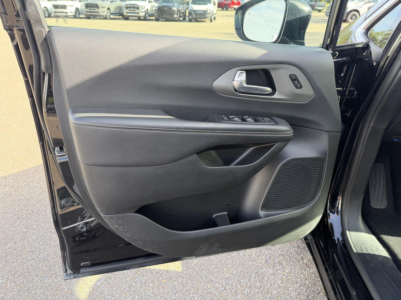 Used 2025 Diamond Black Crystal Pearlcoat Chrysler Select image 15