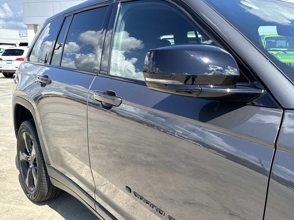 New 2025 Baltic Gray Metallic Clear-Coat Exterior Paint Jeep Limited image 17