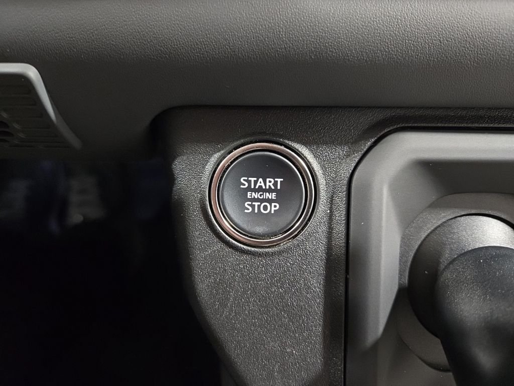 Used 2023 Fuji White Land Rover X-Dynamic SE image 18