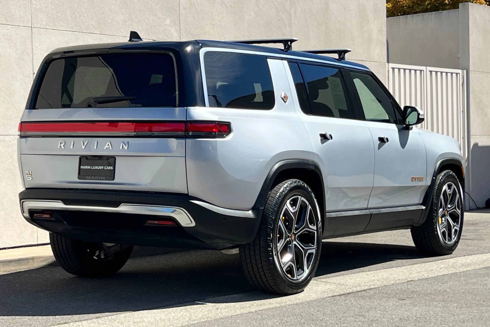 Used 2023 LA Silver Rivian Adventure image 2